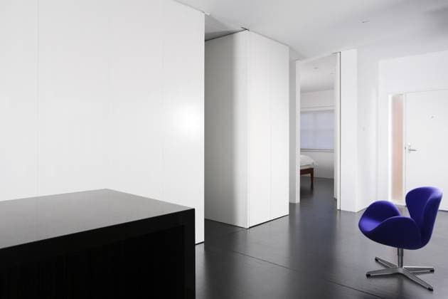 Arne Jacobsen Swan chair in centre of modern minimalist room Arne Jacobsen Swan chair in centre of modern minimalist room, Credit:Steve Back Avalon  Copyright: xStevexBackx xAvalonx 0544814412