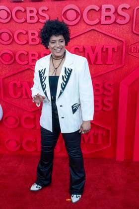 April 7, 2024, Austin, Tx, United States: Country singer DENITA GIBBS walks the red carpet and poses for photographs prior to the CMT Music Awards show at Austin s Moody Center on April 6, 2024. Austin United States - ZUMAd150 20240407_znp_d150_026 Copyright: xBobxDaemmrichx