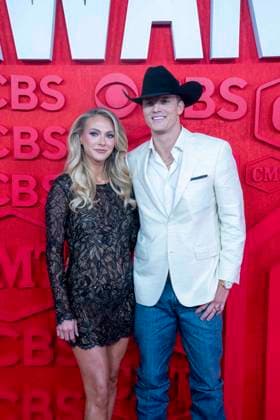 April 7, 2024, Austin, Tx, United States: Country singer PARKER MCCOLLOM and wife HALLIE RAY LIGHT walk the red carpet and poses for photographs prior to the CMT Music Awards show at Austin s Moody Center on April 6, 2024. Austin United States - ZUMAd150 20240407_znp_d150_044 Copyright: xBobxDaemmrichx