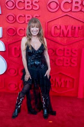 April 7, 2024, Austin, Tx, United States: British actress JANE SEYMOUR walks the red carpet and poses for photographs prior to the CMT Music Awards show at Austin s Moody Center on April 6, 2024. Austin United States - ZUMAd150 20240407_znp_d150_055 Copyright: xBobxDaemmrichx