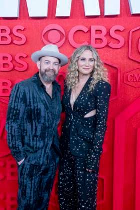 April 7, 2024, Austin, Tx, United States: Country group SUGARLAND poses on the red carpet for photographs prior to the CMT Music Awards show at Austin s Moody Center on April 6, 2024. Austin United States - ZUMAd150 20240407_znp_d150_066 Copyright: xBobxDaemmrichx