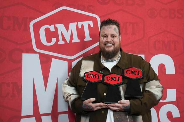 April 7, 2024, Austin, Tx, United States: Country superstar JELLY ROLL shows off his three CMA awards won during the 2024 Country Music Television s Music Awards in Austin on April 7, 2024 Austin United States - ZUMAd150 20240407_znp_d150_112 Copyright: xBobxDaemmrichx