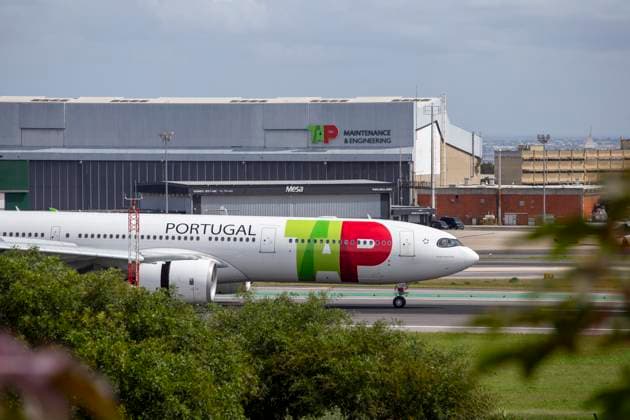 Airlines To Benefit From Summer Travels An airplane from TAP Air Portugal is preparing to take off in Lisbon, Portugal, on April 7, 2024. Airlines are gearing up for another strong summer of travel as pent-up pandemic demand and savings continue to drive bookings, even in the face of challenges such as higher oil prices and delays in new plane deliveries. Lisboa LISBON Portugal  Copyright: xLuisxBozax originalFilename: boza-airlines240407_npnif.jpg