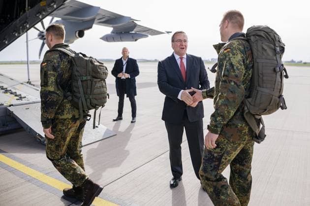 News Themen der Woche KW15 News Bilder des Tages Bundesverteidigungsminister Boris Pistorius, SPD, verabschiedet die rund 20 Soldaten des Vorkommandos der Brigade Litauen auf dem Flughafen BER. Das Vorkommando soll zum vierten Quartal 2024 auf einen Aufstellungsstab von rund 150 Bundeswehrangehâˆöâˆ‚rigen anwachsen. Die Brigade des Heeres wird in Litauen mit dem Namen Panzerbrigade 45 neu aufgestellt. Nach offizieller Indienststellung der Brigade in 2025 sollen die weiteren Kraefte beginnend 2025 verlegen. Bis Ende 2027 soll die Brigade Litauen einsatzbereit sein. Berlin, 08.04.2024. Berlin Deutschland *** Federal Minister of Defense Boris Pistorius, SPD, bids farewell to the approximately 20 soldiers of the Lithuanian brigades pre-command at BER Airport The pre-command is to grow to a d Copyright: xThomasxImoxphotothek.dex
