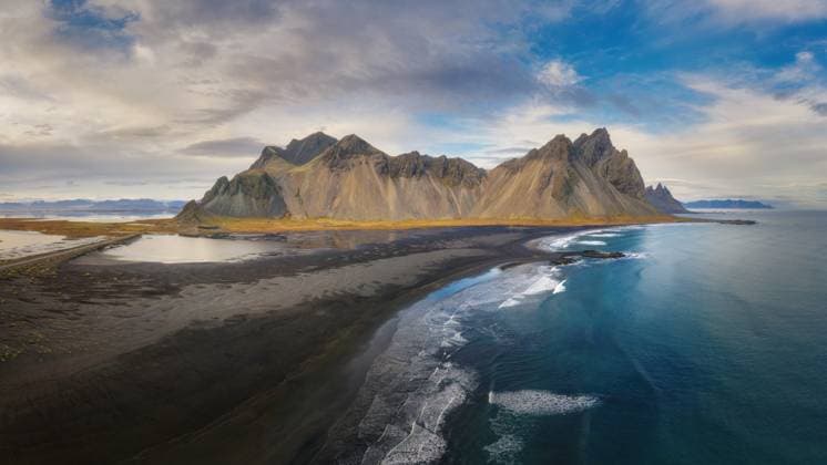 Creative Highlights World Aerial view of Vestrahorn mountain range on ocean at Stokksnes Höfn, Sveitarfélagið Hornafjörður, Iceland CR_FDECQV24040771-1385045-01