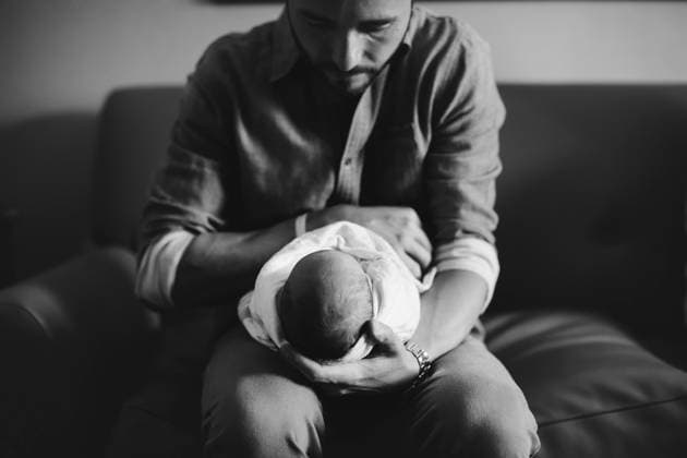 Father gently cradles newborn in a serene embrace in hospital room Atlanta, Georgia, United States CR_RCYA240326-1376598-01 ,model released, Symbolfoto