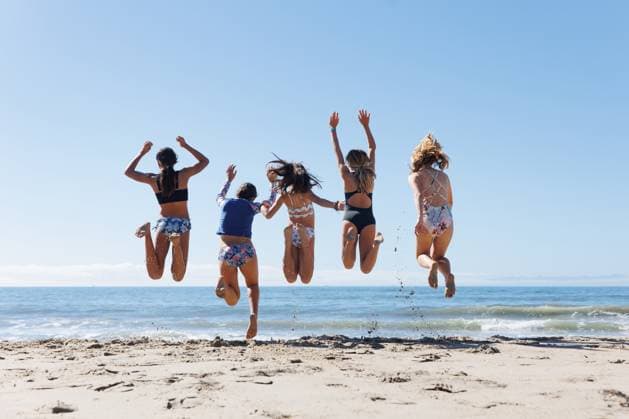 Girls jumping together at the beach. Ventura, California, United States CR_RMAU240404-1372858-01 ,model released, Symbolfoto
