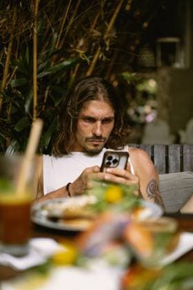 Portrait of a man in a restaurant using the phone during lunch. Paris, Île-de-France, France R_YUKI2404044D-1373724-01 ,model released, Symbolfoto
