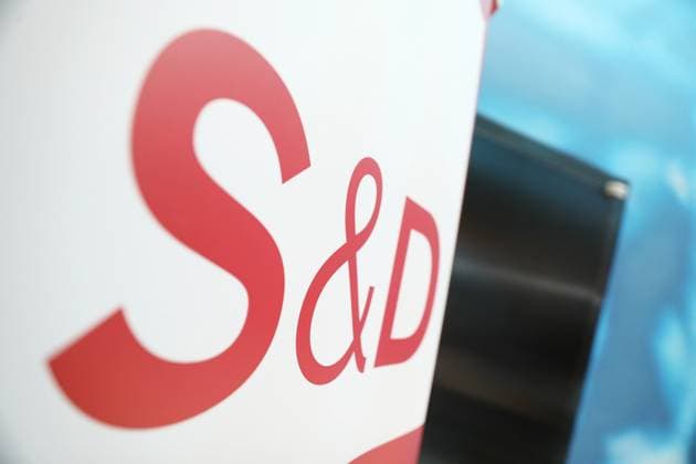 Berlin, Deutschland, 08.04.2024: Willy-Brandt-Haus: Sitzung von SPD-Parteivorstand mit Vertretern der Sozialdemokraten im EU-Parlament: Aufsteller mit dem Logo der S&D-Fraktion vor einem verschlossenen Sitzungssaal. S&D steht für Fraktion der Progressiven Allianz der Sozialdemokraten im Europäischen Parlament , auch Progressive Allianz der Sozialdemokraten *** Berlin, Germany, 08 04 2024 Willy Brandt House Meeting of SPD party executive committee with representatives of the Social Democrats in the EU Parliament Stand with the logo of the S D Group in front of a closed meeting room S D stands for Group of the Progressive Alliance of Socialists and Democrats in the European Parliament , also Progressive Alliance of Socialists and Democrats Copyright: xdtsxNachrichtenagenturx dts_33890