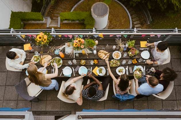Directly above view of male and female friends having food while sitting at dining table during dinner party in balcony Germany, Berlin, model released, property released Copyright: xMaskotx , MA108134 MA108134