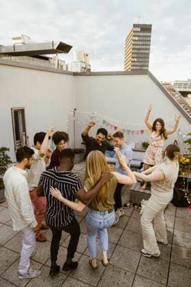Group of friends dancing on rooftop deck at party Germany, Berlin, model released, property released Copyright: xMaskotx , MA108169 MA108169