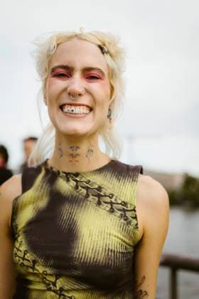 Creative Highlights Symbolbilder Portrait of cheerful non-binary person with blond hair Germany, Berlin, model released Copyright: xMaskotx , MA108365 MA108365