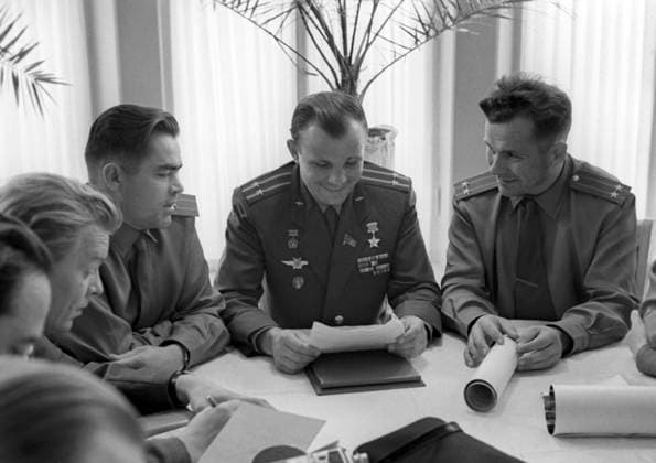 Kuybyshev, USSR. Heroes of the Soviet Union, cosmonauts Andriyan Nikolayev, Yuri Gagarin and Pavel Popovich (L-R back) have a meeting with representatives of the Soviet press at a dacha for workers of the Communist Party of the Soviet Union s regional soviet dedicated to the first long group flight of Nikolayev and Popovich on board the Vostok-3 and Vostok-4 spacecrafts, 12-15 August 1962. Vladimir Savostyanov TASS  1460510