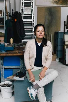 Creative Highlights Symbolbilder Portrait of businesswoman sitting on table in workshop Germany, Berlin, model released, property released Copyright: xMaskotx , MA108475 MA108475