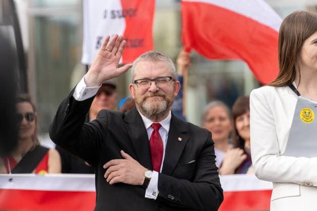 Poland for Peace march in Warsaw, Poland - 06 Apr 2024 MP Grzegorz Braun waves to the crowd during a protest. Several hundred people gathered in Warsaw to show their opposition to pushing Poland into war with Russia protesters are also against helping, in their opinion, the Nazi dictatorship in Ukraine Warsaw Poland Copyright: xMarekxAntonixIwanczukx xSOPAxImagesx MAI05774