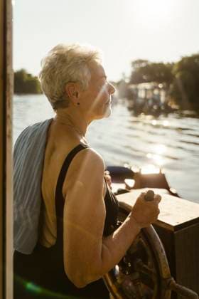 Senior woman steering houseboat on vacation Germany, Berlin, model released, property released Copyright: xMaskotx , MA108718 MA108718
