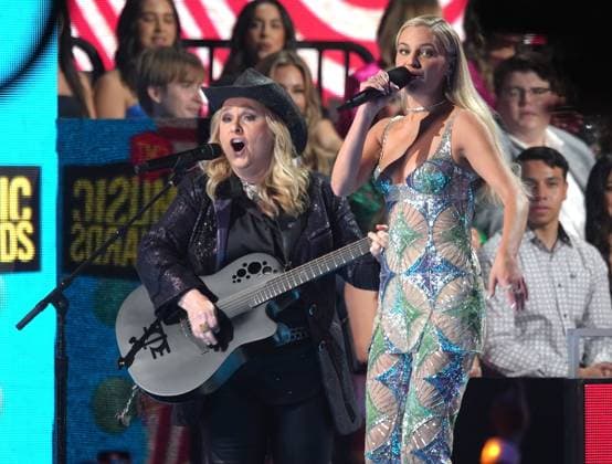 April 7, 2024, Austin, Tx, USA: Melissa Etheridge and Kelsea Ballerini perform onstage during the 2024 CMT Music Awards at Moody Center on April 07, 2024 in Austin, Texas. Austin USA - ZUMAs181 20240407_zea_s181_049 Copyright: xAmyxE.xPricex