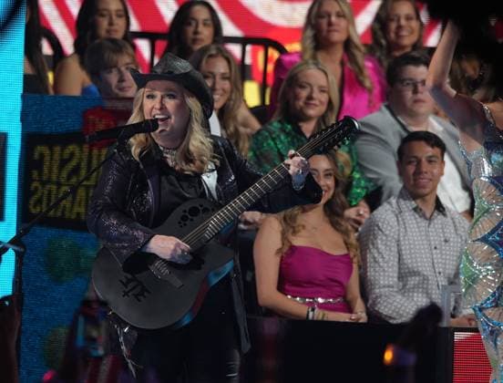 April 7, 2024, Austin, Tx, USA: Melissa Etheridge and Kelsea Ballerini perform onstage during the 2024 CMT Music Awards at Moody Center on April 07, 2024 in Austin, Texas. Austin USA - ZUMAs181 20240407_zea_s181_053 Copyright: xAmyxE.xPricex