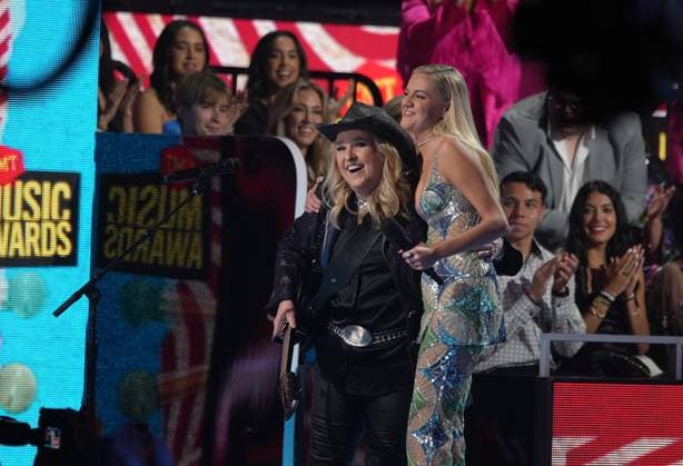 April 7, 2024, Austin, Tx, USA: Melissa Etheridge and Kelsea Ballerini perform onstage during the 2024 CMT Music Awards at Moody Center on April 07, 2024 in Austin, Texas. Austin USA - ZUMAs181 20240407_zea_s181_054 Copyright: xAmyxE.xPricex