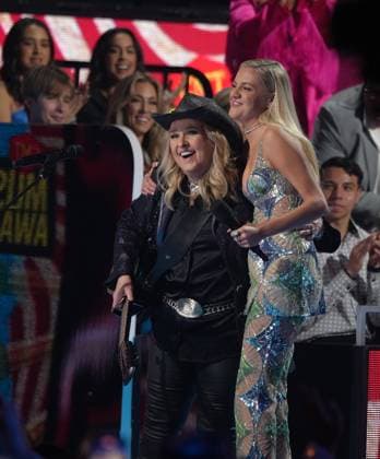 April 7, 2024, Austin, Tx, USA: Melissa Etheridge and Kelsea Ballerini perform onstage during the 2024 CMT Music Awards at Moody Center on April 07, 2024 in Austin, Texas. Austin USA - ZUMAs181 20240407_zea_s181_055 Copyright: xAmyxE.xPricex