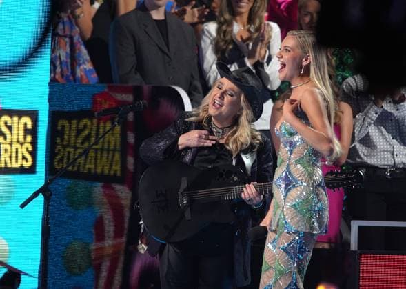 April 7, 2024, Austin, Tx, USA: Melissa Etheridge and Kelsea Ballerini perform onstage during the 2024 CMT Music Awards at Moody Center on April 07, 2024 in Austin, Texas. Austin USA - ZUMAs181 20240407_zea_s181_056 Copyright: xAmyxE.xPricex