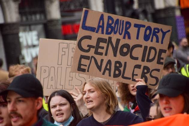 News Themen der Woche KW15 News Bilder des Tages April 8, 2024, London, England, UK: A protester calls Labour and Tory parties genocide enablers . Youth Demand, a pro-Palestine and climate activist group, marched in Central London demanding an arms embargo on Israel as the fighting in Gaza continues. The group is also demanding that the UK government stops issuing oil and gas licences. London UK - ZUMAv130 20240408_zip_v130_004 Copyright: xVukxValcicx