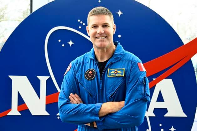 News Bilder des Tages Canadian Space Agency and Artemis 2 Crew Member Astronaut Jeremy Hansen is on hand to meet individuals and supporters at the Niagara Falls State Park, New York on Monday April 8, 2024. Upstate New York, is one of the many US States which will fall under the path of the moon s shadow as it races to the northeast from Texas through to Maine on April 8.  NFP20240408001 JOExMARINO