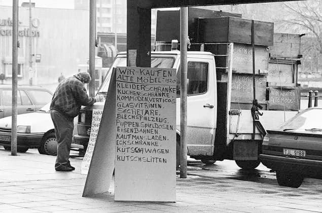 Archivbilder der Woche SPORT KW15 Altmöbelaufkäufer 30.01.1992, Chemnitz, Straße der Nationen, Holländische Händler kaufen in Ostdeutschland (ehemalige DDR) alte antike Möbel auf.Häufig werde dabei die ahnungslosen Verkäufer übervorteilt. *** Old furniture buyers 30 01 1992, Chemnitz, Straße der Nationen, Dutch dealers buy up old antique furniture in East Germany, former GDR Often the unsuspecting sellers are taken advantage of