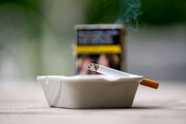 Zigaretten Schockbilder Gesellschaft, Gesundheit, Rauchen: Die Initiative Pro Rauchfrei hat Klage gegen den Zigarettenautomaten-Betreiber Tobaccoland eingereicht. Vor einer Zigarettenschachtel steckt eine qualmende Zigarette in einem Aschenbecher, Remscheid Nordrhein-Westfalen Deutschland *** Cigarette shock images Society, Health, Smoking The Pro Rauchfrei initiative has filed a lawsuit against the cigarette vending machine operator Tobaccoland A smoking cigarette is stuck in an ashtray in front of a pack of cigarettes, Remscheid North Rhine-Westphalia Germany Copyright: xKirchner-Mediax