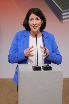 Spatenstich fuÌˆr Hightech-Produktionsstandort von Lilly 08.04.2024 Ministerin Daniela Schmitt beim Spatenstich fuÌˆr Hightech-Produktionsstandort von Lilly in Alzey. Alzey Lilly Rheinland-Pfalz *** Ground-breaking ceremony for Lillys high-tech production site 08 04 2024 Minister Daniela Schmitt at the ground-breaking ceremony for Lillys high-tech production site in Alzey Alzey Lilly Rhineland-Palatinate