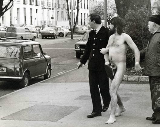 Archivbilder der Woche SPORT KW15 March 24, 1981: Cheltenham. England, United Kingdom: The streaker exits to the police station with the handy policeman s cap modestly covering him. It was a fair cop when the long Arm of the law caught up with this streaker recently in the town center of highly respectable Cheltenham, England. The police officers handy cap served to prevent too many blushes among the normally staid citizens of the genteel spa. Cheltenham United Kingdom - ZUMAk09_ 19180325_jtc_k09_544 Copyright: xKeystonexPressxAgencyx