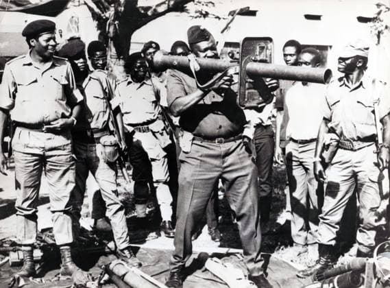 Archivbilder der Woche SPORT KW15 APRIL 1, 1979: Kokobo, Uganda: Ugandan president IDI AMIN firing a rocket launcher as several of his troops look on. Kokobo Uganda - ZUMAk09_ 19790401_jtc_k09_547 Copyright: xKeystonexPressxAgencyx