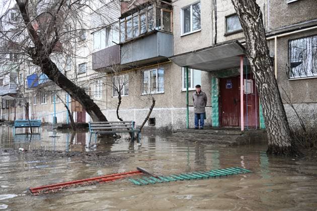 News Themen der Woche KW15 News Bilder des Tages Russia Floods 8657983 09.04.2024 Local residents are seen near a flood-damaged residential building after a dam burst in the city of Orsk, Orenburg Region, Russia. More than 10,000 residential buildings were flooded across the Urals, Volga area and western Siberia as emergency services evacuated towns threatened by rising rivers. Vladimir Astapkovich Sputnik Orsk Orenburg region Russia  Copyright: xVladimirxAstapkovichx