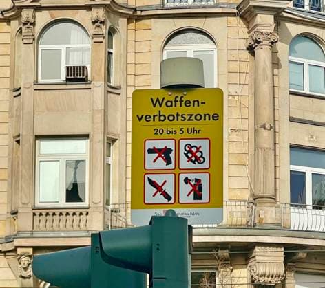 26.03.2024, Frankfurt am Main. Problemzone Frankfurts Bahnhofsviertel. Ein Schild an einer Ampel weist auf die Waffenverbotszone hin. Keine Schusswaffen keine Schlagringe, keine Messer und keine Spraydosen erlaubt, von 20:00 Uhr bis 5:00 Uhr. 26.03.2024, Frankfurt 26.03.2024, Frankfurt *** 26 03 2024, Frankfurt am Main Problem zone Frankfurts station district A sign at a traffic light indicates the weapons ban zone No firearms, no brass knuckles, no knives and no spray cans allowed, from 8 p.m. to 5 a.m. 26 03 2024, Frankfurt 26 03 2024, Frankfurt
