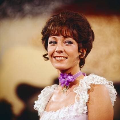 DAS SONNTAGSKONZERT Das Sonntagskonzert, ZDF Musiksendung, zum 100. Geburtstag von Operetten-Komponist Walter Kollo, 1978, Bild: Dorthe, aka Dorthe Kollo im Showkostüm, sie singt das Lied: Das ist der liebe Klapperstorch, Deutschland Copyright: ArthurxGrimm AGR_82020150 EDITORIAL USE ONLY