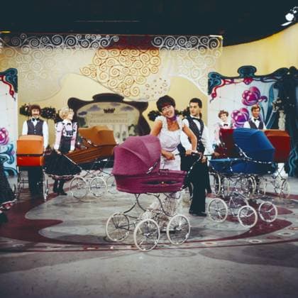 DAS SONNTAGSKONZERT Das Sonntagskonzert, ZDF Musiksendung, zum 100. Geburtstag von Operetten-Komponist Walter Kollo, 1978, Bild: Dorthe, aka Dorthe Kollo in der Showkulisse mit Kinderwagen, sie singt das Lied: Das ist der liebe Klapperstorch, Deutschland Copyright: ArthurxGrimm AGR_82020151 EDITORIAL USE ONLY