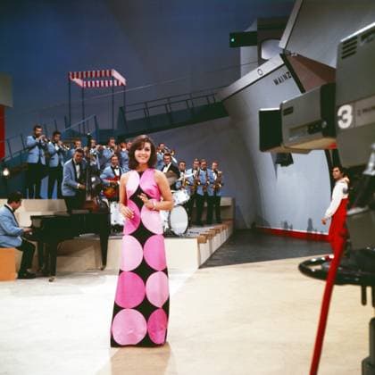 SCHLAGERSHOW Schlagershow im ZDF, 1968, Dorthe, aka Dorthe Kollo, dänische Sängerin, in der Showkulisse bei den Proben vor der Fernsehkamera, dahinter Max Greger mit Band., Mainz Deutschland Copyright: ArthurxGrimm AGR_82020157 EDITORIAL USE ONLY