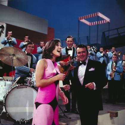 SCHLAGERSHOW Schlagershow im ZDF, 1968, Dorthe, aka Dorthe Kollo, dänische Sängerin und Bandleader Max Greger in der Showkulisse bei den Proben für die Show, Mainz Deutschland Copyright: ArthurxGrimm AGR_82020158 EDITORIAL USE ONLY