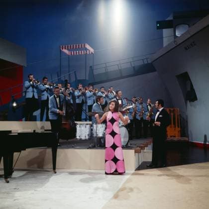 SCHLAGERSHOW Schlagershow im ZDF, 1968, Dorthe, aka Dorthe Kollo, dänische Sängerin, in der Showkulisse bei den Proben mit Bandleader Max Greger und Band., Mainz Deutschland Copyright: ArthurxGrimm AGR_82020159 EDITORIAL USE ONLY