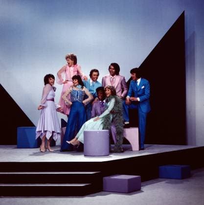 8 x 1 IN NOTEN 8 x 1 in Noten, ZDF Fernsehshow, Deutschland, 1975, in der Show: Ireen Sheer, Gitte, aka Gitte Haenning, Mary Roos, Peter Kraus, Peter Rubin, Udo Jürgens (stehend), Roberto Blanco, Lena Valaitis (sitzend), Deutschland Copyright: ArthurxGrimm AGR_82030041 EDITORIAL USE ONLY