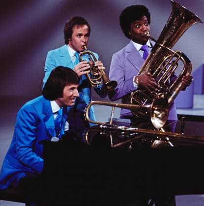 8 x 1 IN NOTEN 8 x 1 in Noten, ZDF Fernsehshow, Deutschland, 1975, in der Show: Udo Jürgens am Klavier, Peter Kraus an der Trompete, Roberto Blanco an der Tuba, Deutschland Copyright: ArthurxGrimm AGR_82030044 EDITORIAL USE ONLY