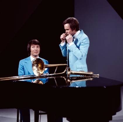 8 x 1 IN NOTEN 8 x 1 in Noten, ZDF Fernsehshow, Deutschland, 1975, in der Show: Udo Jürgens am Klavier, Peter Kraus mit der Mundharmonika, Deutschland Copyright: ArthurxGrimm AGR_82030047 EDITORIAL USE ONLY