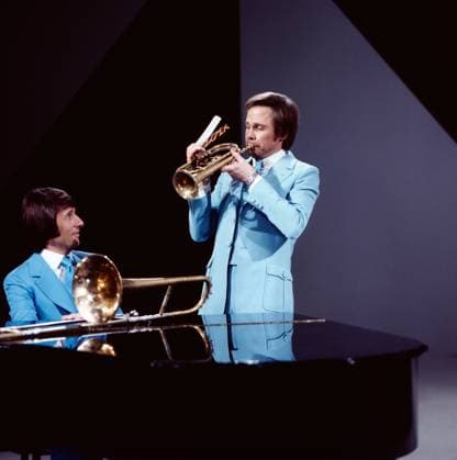 8 x 1 IN NOTEN 8 x 1 in Noten, ZDF Fernsehshow, Deutschland, 1975, in der Show: Udo Jürgens am Klavier, Peter Kraus an der Trompete, Deutschland Copyright: ArthurxGrimm AGR_82030048 EDITORIAL USE ONLY