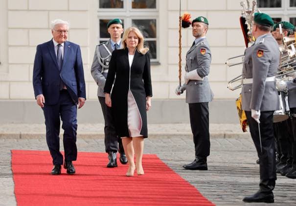 News Themen der Woche KW15 News Bilder des Tages Bundespräsident Frank-Walter Steinmeier, Präsidentin der Slowakischen Republik, Zuzana Caputová, Deutschland, Berlin, Schloss Bellevue, Begrüßung der Präsidentin der Slowakischen Republik, Zuzana Caputová, mit militärischen Ehren *** Federal President Frank Walter Steinmeier, President of the Slovak Republic, Zuzana Caputová, Germany, Berlin, Bellevue Palace, Welcoming the President of the Slovak Republic, Zuzana Caputová, with military honors