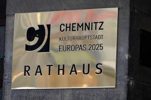Schilderwechsel 05.04.2024, Chemnitz, Markt, Rathaus, gegen 16 Uhr fand ein heimlicher Schilderwechsel statt. Chemnitz Stadt der Moderne hatt ausgedient, Chemnitz Kulturhauptstadt Europas 2025 ist der neue Slogan. Symbolfoto Chemnitz Sachsen BRD *** Sign change 05 04 2024, Chemnitz, market, town hall, around 4 pm a secret sign change took place Chemnitz City of Modernity has had its day, Chemnitz European Capital of Culture 2025 is the new slogan Symbol photo Chemnitz Saxony FRG