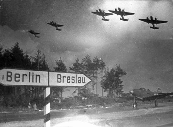 Archivbilder der Woche SPORT KW15 Great Patriotic War of 19941-1945 8657975 18.02.1945 Great Patriotic War 1941-1945. Airport on the Breslau-Berlin highway (9 m wide) in the area of Aslau. Fighter pilots of the 2nd Air Army were the first in the world in aviation practice to massively use the highway for takeoff and landing. The first test of the unusual airfield was carried out by division commander Colonel Alexander Pokryshkin personally on February 18, 1945. Michael Germany  Copyright: xMichaelx