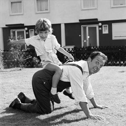Archivbilder der Woche SPORT KW15 Nachbarn sind zum Ärgern da Nachbarn sind zum Ärgern da, Spielfilm, Deutschland 1970, Regie: Peter Weck, Darsteller: Thomas Ohrner, Georg Thomalla, Bayern Copyright: Kindermann Nur redaktionelle Nutzung. Editorial usage only. KIN_740301426 EDITORIAL USE ONLY