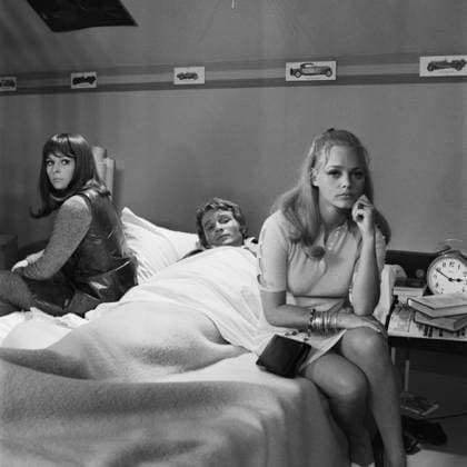 Nachbarn sind zum Ärgern da Nachbarn sind zum Ärgern da, Spielfilm, Deutschland 1970, Regie: Peter Weck, Darsteller: Fritz Wepper (liegend), Bayern Copyright: Kindermann Nur redaktionelle Nutzung. Editorial usage only. KIN_740301480 EDITORIAL USE ONLY