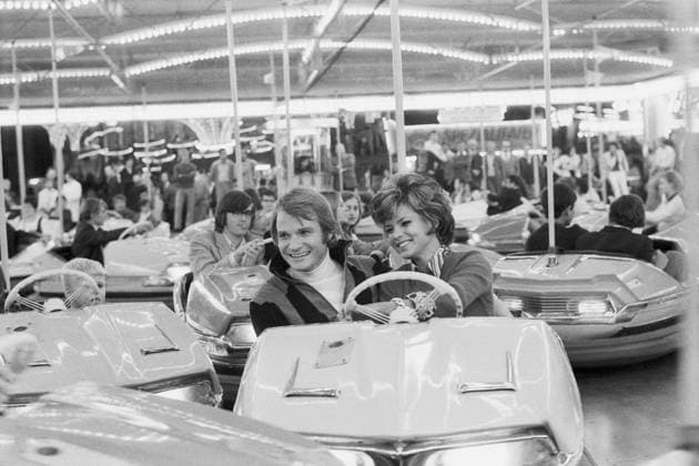 Archivbilder der Woche SPORT KW15 Nachbarn sind zum Ärgern da Nachbarn sind zum Ärgern da, Spielfilm, Deutschland 1970, Regie: Peter Weck, Darsteller: Fritz Wepper, Uschi Glas im Autoscooter auf dem Münchner Oktoberfest am Rande der Dreharbeiten, Bayern Copyright: Kindermann Nur redaktionelle Nutzung. Editorial usage only. KIN_740301617 EDITORIAL USE ONLY