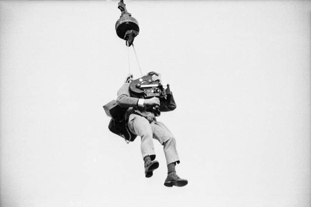Archivbilder der Woche SPORT KW15 Hurra, die Schule brennt! - Die Lümmel von der ersten Bank IV. Teil Hurra, die Schule brennt!, Spielfilm, Deutschland 1969, Regie: Werner Jacobs, Kameramann Hans Jura am Kran bei den Dreharbeiten, Baden-Württemberg Copyright: Kindermann Nur redaktionelle Nutzung. Editorial usage only. KIN_740301869 EDITORIAL USE ONLY